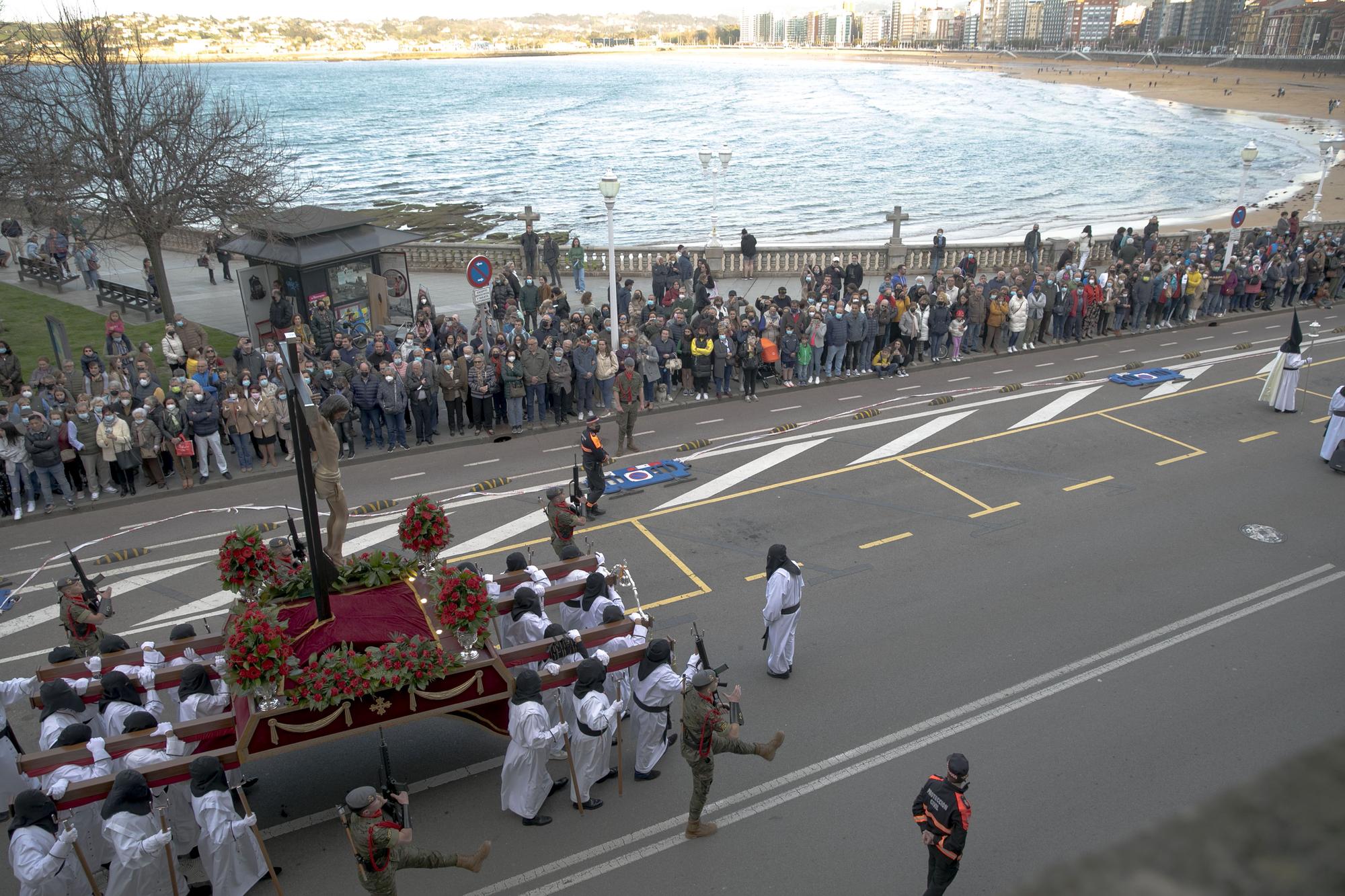 EN IMÁGENES: Gijón arropa al Cristo de los Mártires en su regreso a las calles