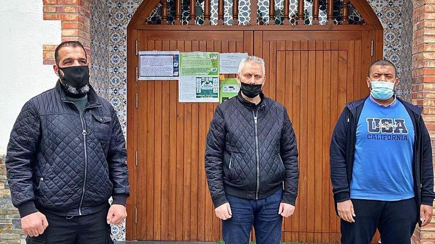 Mustafa Rahaoui, Larbi Dahou i Abdelkader El Ouakili, a la mesquita de la Marca de l&#039;Ham de Figueres.