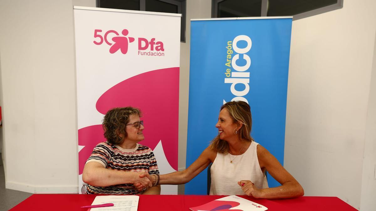 Cristina Sánchez, gerente de El Periódico de Aragón, y Marta Valencia, presidenta de Fundación DFA, este martes tras firmar el acuerdo.