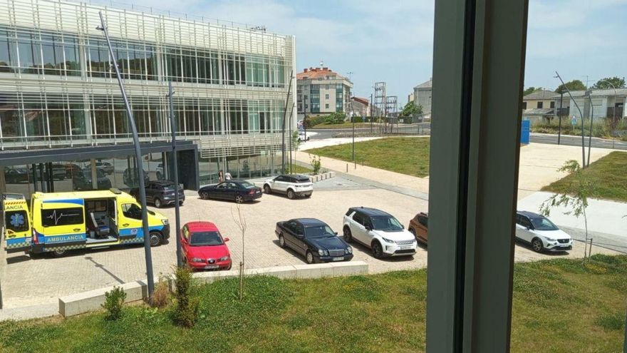 Coches, ayer, en la plaza que da acceso al centro de salud de Lalín. |  Cedida