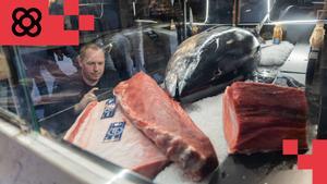 Un visitante observa unos cortes de salmón rojo en uno de los estands de la feria Seafood.