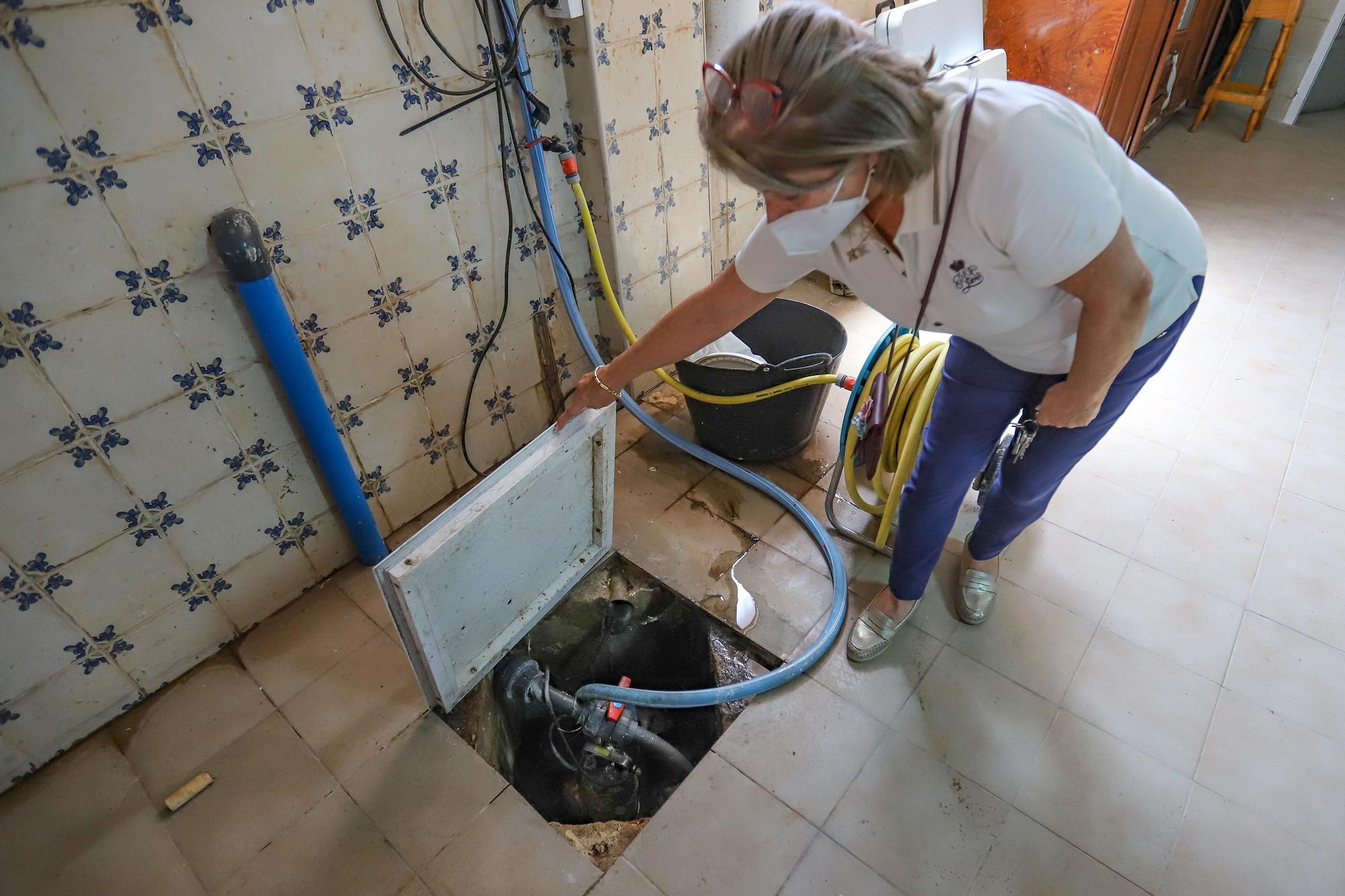 Aguas fecales rebosan desde hace un año en el sótano de la casa de una familia de Callosa de Segura