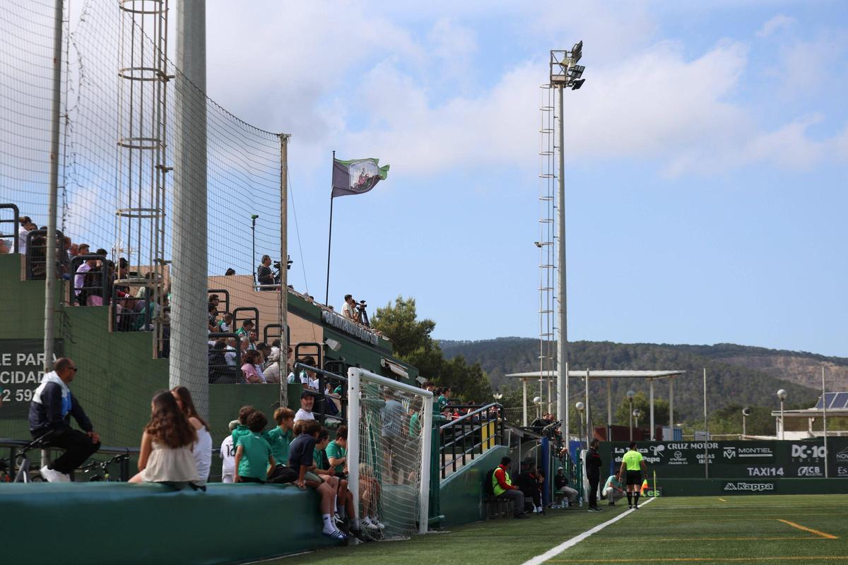 Imágenes de la derrota de la PE Sant Jordi por 1-2 ante el CD Migjorn