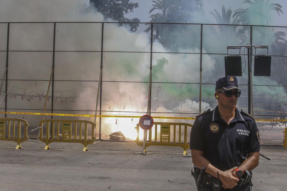 Mascletà de aviso de fiestas en Elche