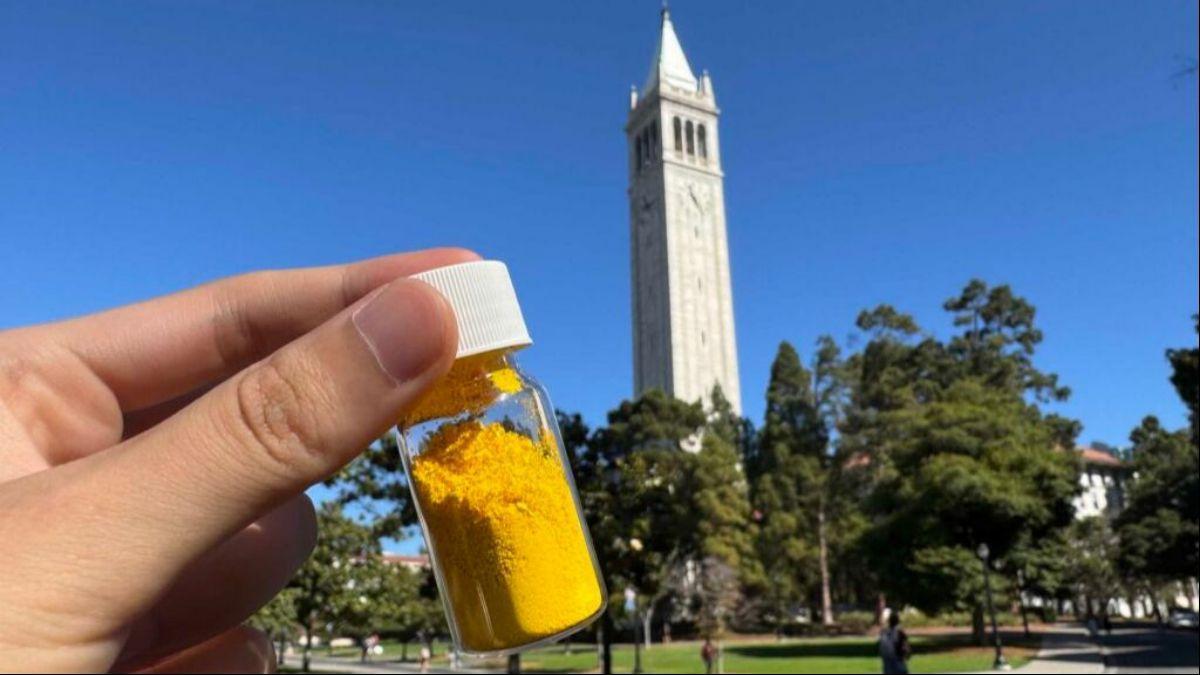 Un frasco del polvo amarillo COF, capaz de atrapar carbono.