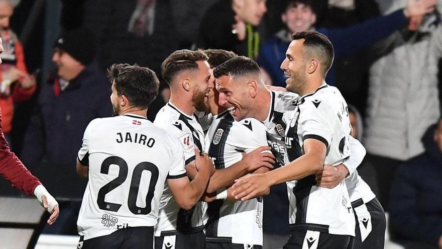 Los jugadores albinegros celebran uno de los goles ante el Racing de Ferrol. | FFC