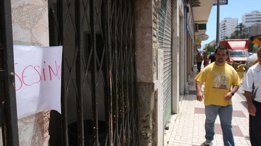 Un cartel con la palabra «Asesino» colocado ayer por la mañana en la cancela de la vivienda abandonada que ocupaba Stefan Reinert.