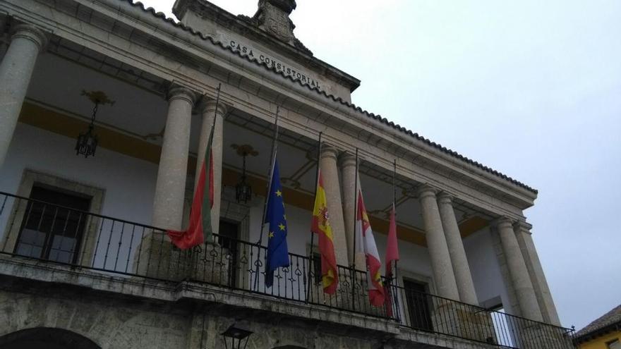 Las banderas del Ayuntamiento de Toro, a media asta.