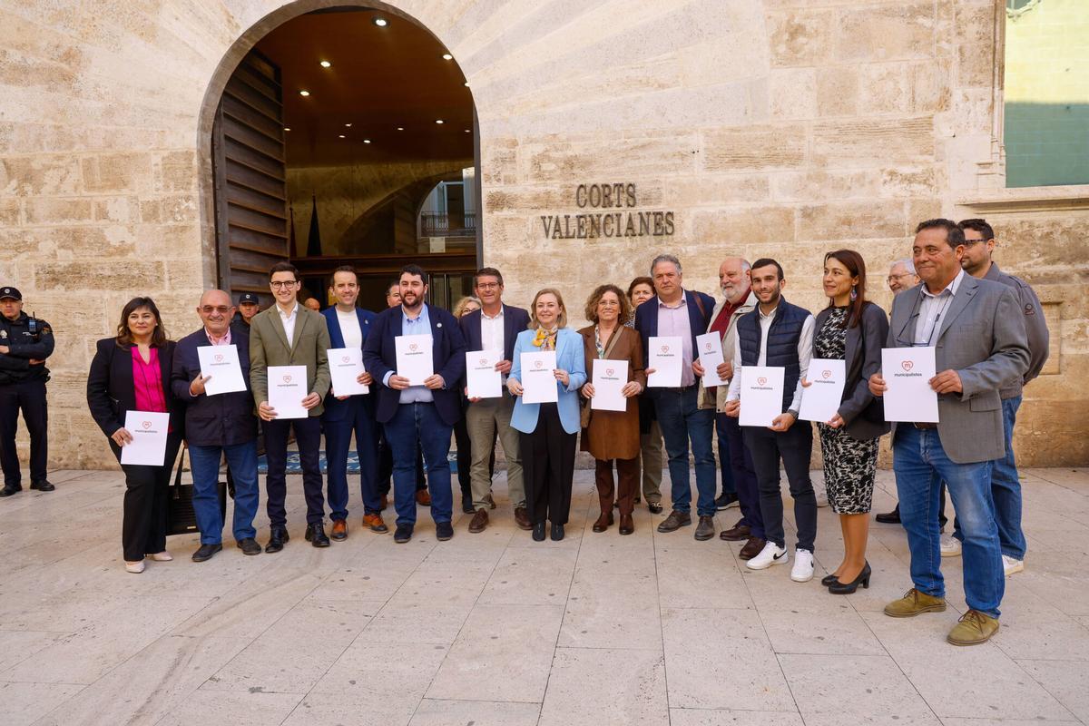 Los municipalistas presentan, en abril de 2025, su ILP para rebajar el listón electoral.