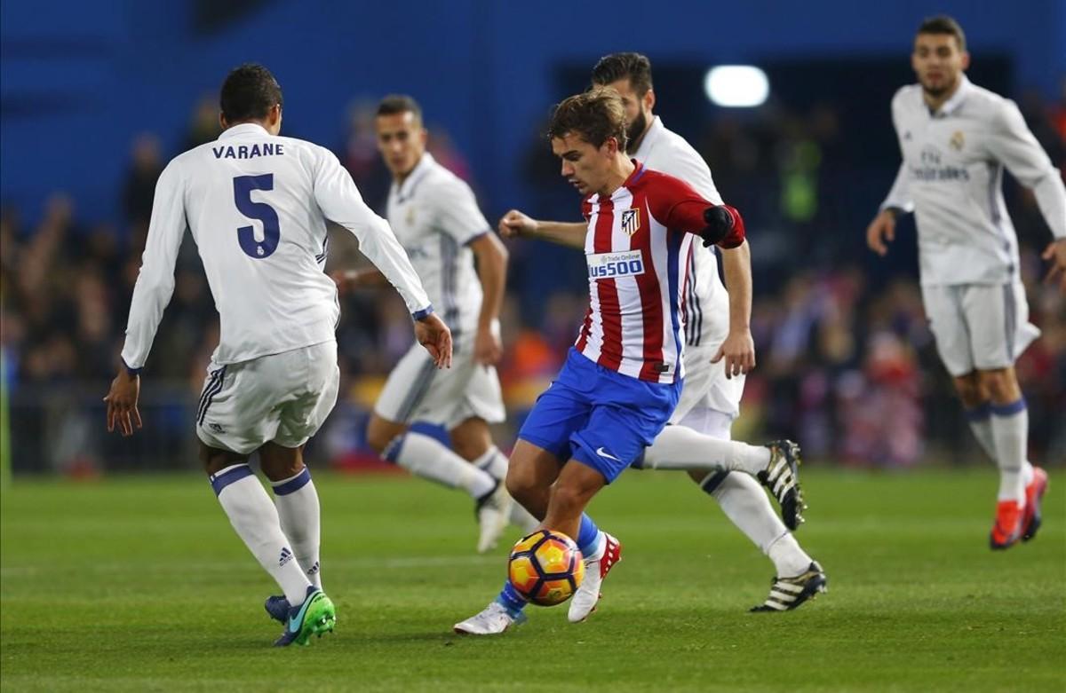 jmexposito36348733 atletico madrid s antoine griezmann  center  fights for the 161119211550