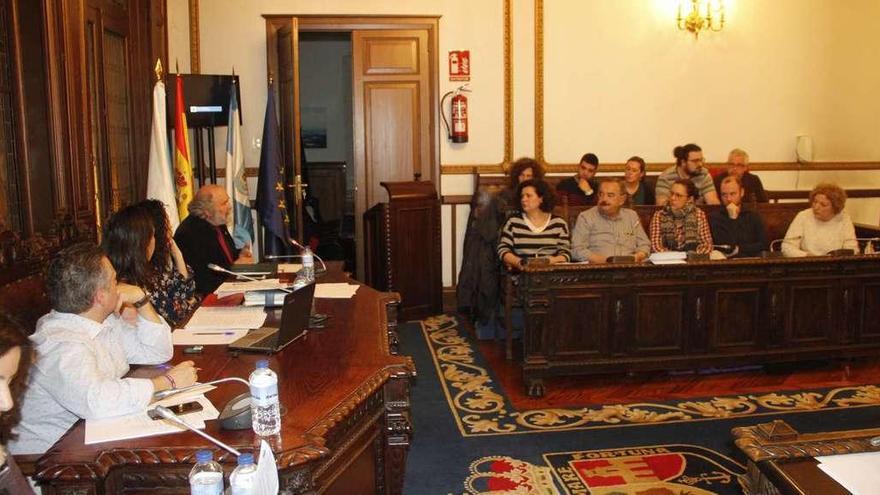 Víctor Pedreira hablando sobre la reforma de la Lei de Saúde en el pleno de Marín ante la atenta mirada de los grupos políticos. // S. Álvarez