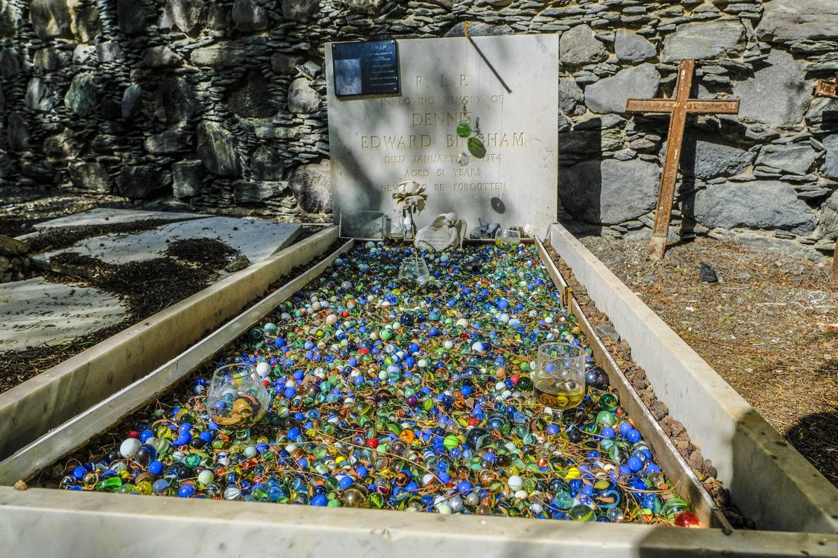 La tumba del coleccionador de boliches.