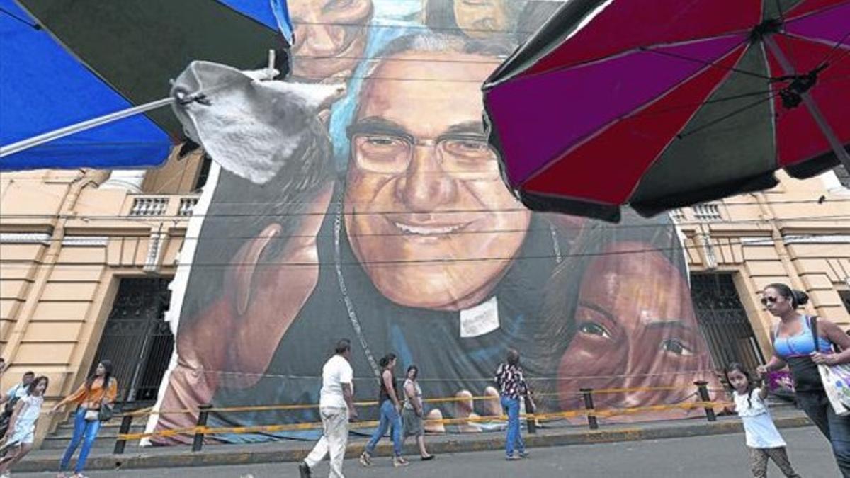 Un cartel gigante muestra la imagen del asesinado arzobispo Óscar Romero en una calle de San Salvador.