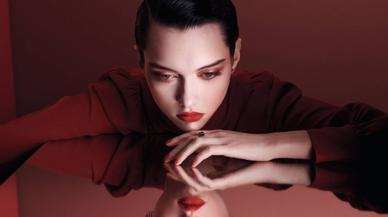 Pestañas rojas, las nueva tendencia de maquillaje del otoño no apta para tímidas