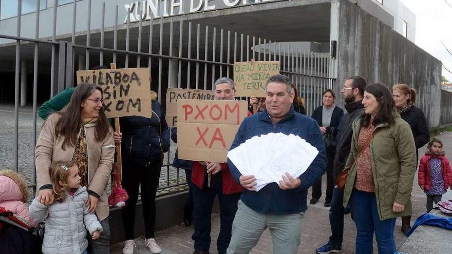 Una protesta ante el edificio de la Xunta de vecinos de Vilaboa por la falta de PXOM. // Rafa Vázquez