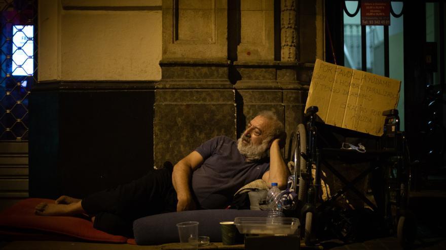 Un hombre duerme en la calle en Rumanía.