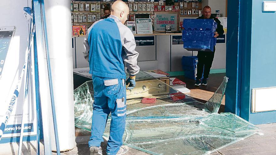 Uno de los asaltos producidos el mes pasado en una tienda de telefonía móvil de Vista Alegre.