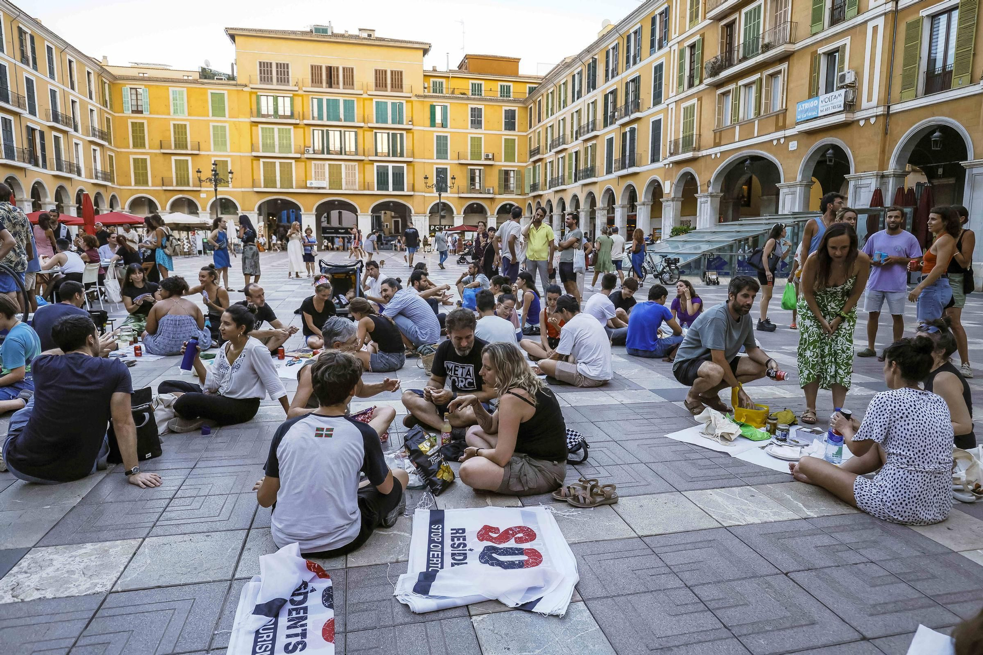 FOTOS | Cientos de residentes 'liberan' la plaza Major de Palma con una gran cena popular
