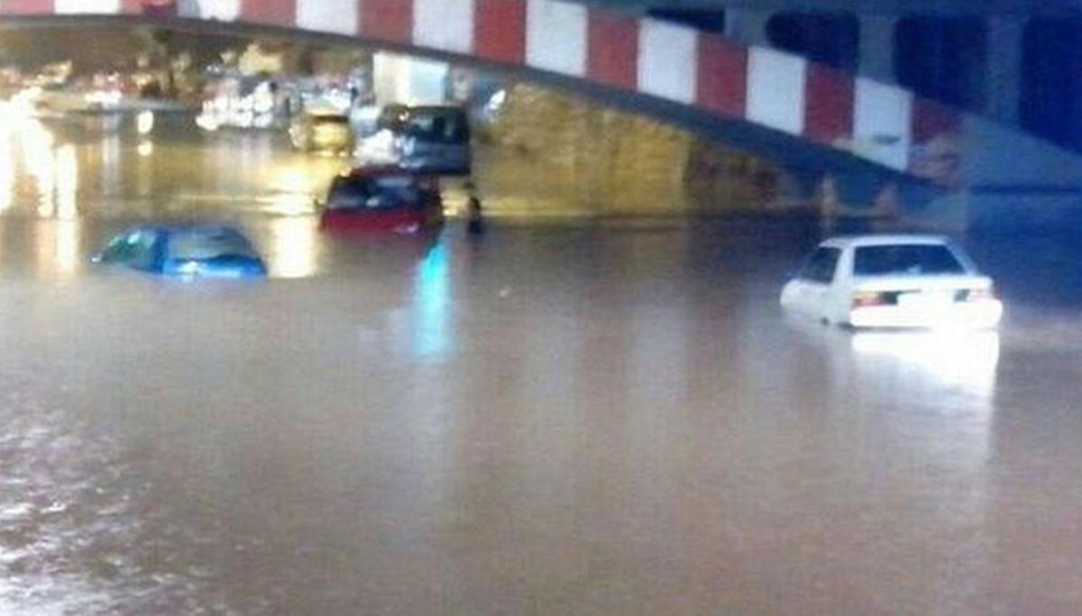 Sota un pont inundat, a Lleida.