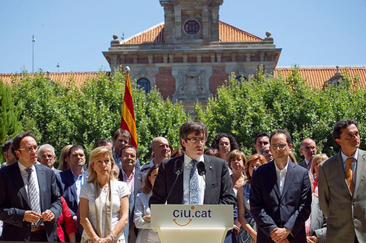 L’alcalde de Girona, Carles Puigdemont, amb altres alcaldes de CiU, davant del Parlament per demanar que el Govern de Madrid no els retalli competència.