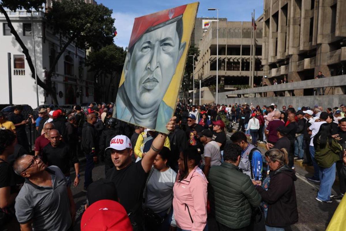 Simpatizantes del oficialismo participan en una manifestación en las inmediaciones del Palacio de Miraflores este sábado, en Caracas (Venezuela). Seguidores del chavismo salieron a las calles del centro de la capital para exigir que “devuelvan” al presidente venezolano, Nicolás Maduro, después de que el mandatario estadounidense, Donald Trump, anunciara su captura en el marco de un ataque con misiles ocurrido de madrugada contra Caracas y otras zonas del país.