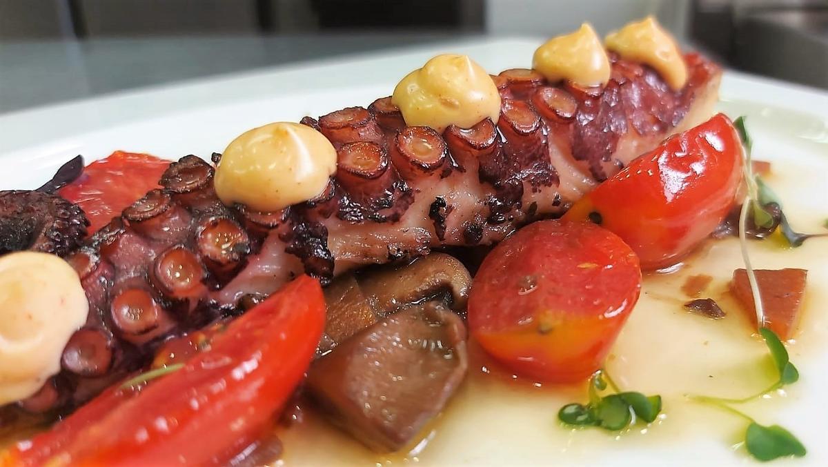 Pulpo a la brasa con tomates cherry en escabeche.