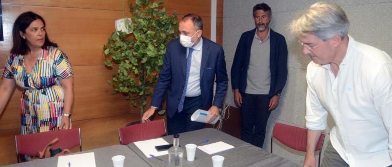 Comesaña se reunió ayer con los alcaldes de la comarca de O Salnés en Exposalnés.