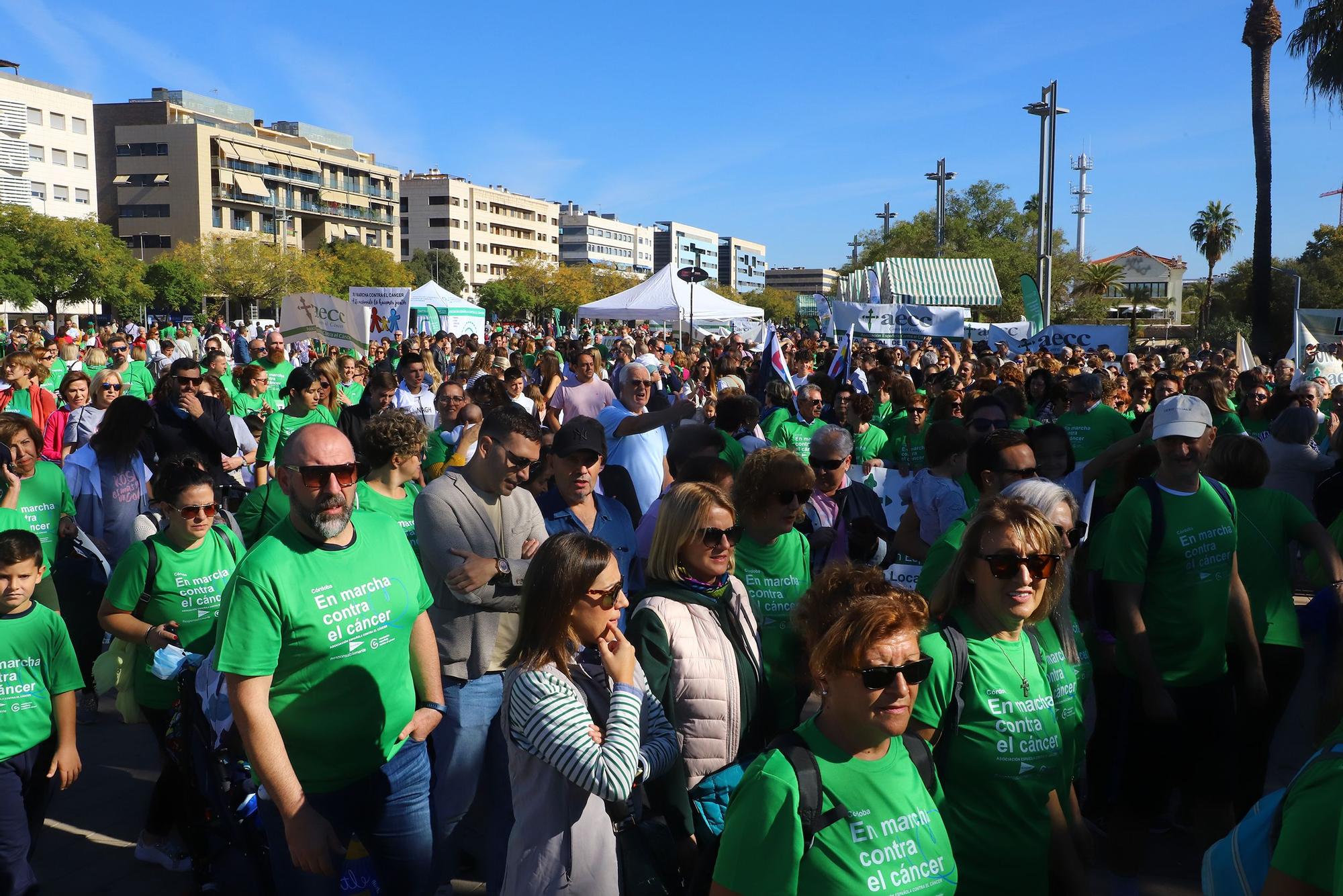 La Asociación Española contra el Cáncer convierte el Vial en una gran marea verde