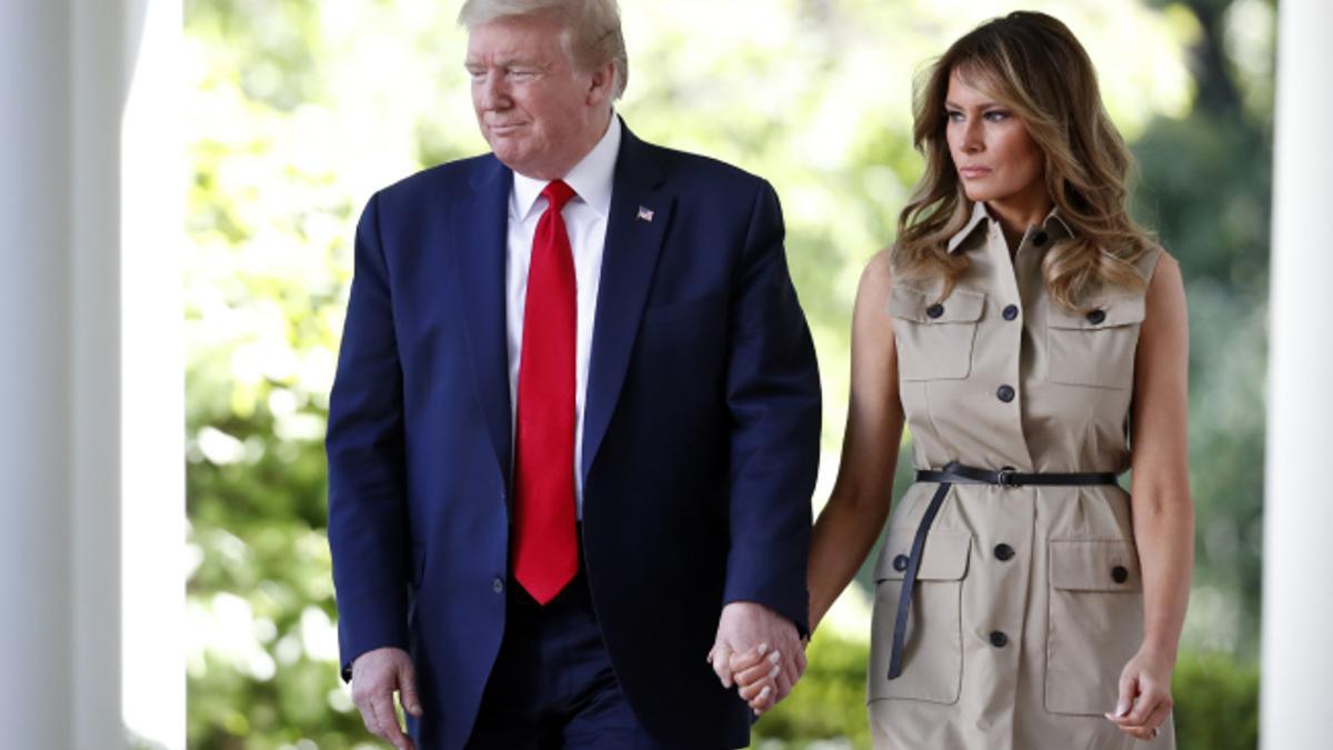El vestido midi sin mangas de Melania Trump puede convertirse en el nuevo minivestido blanco del verano porque es igual de básico y estiliza todavía más
