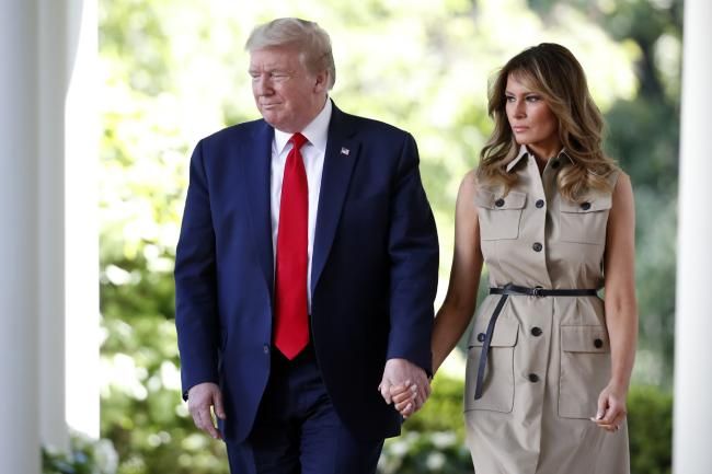 El vestido midi sin mangas de Melania Trump puede convertirse en el nuevo minivestido blanco del verano porque es igual de básico y estiliza todavía más