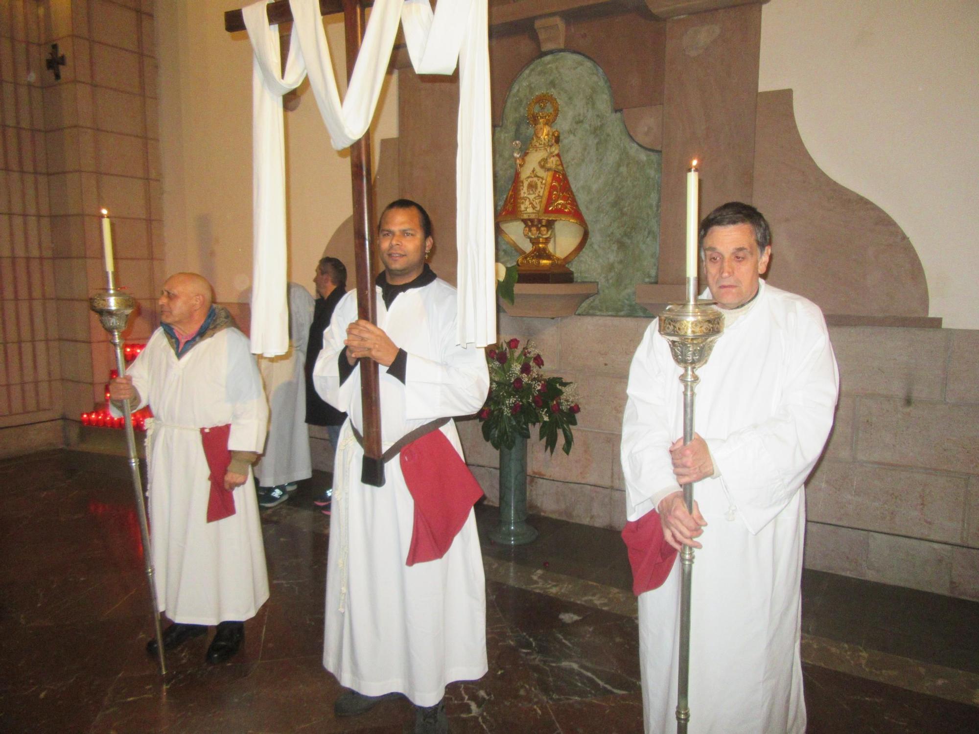 La lluvia obliga a suspender la procesión de La Soledad, en Cangas de Onís