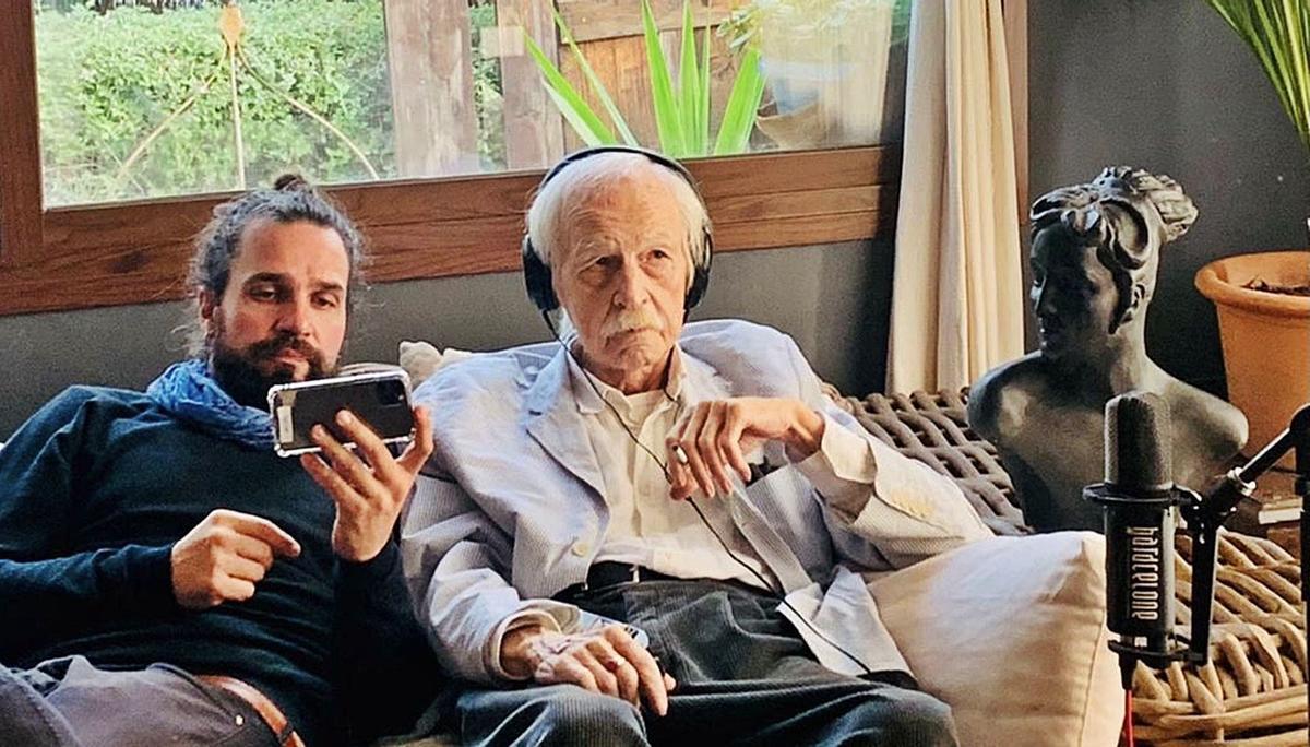 Samaj Moreno y Antonio Escohotado durante el rodaje del documental en la casa del escritor en Pou des Lleó.