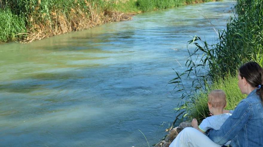 Cada día son más los vecinos que no se resisten a disfrutar del entorno del río Segura a su paso por pueblos.