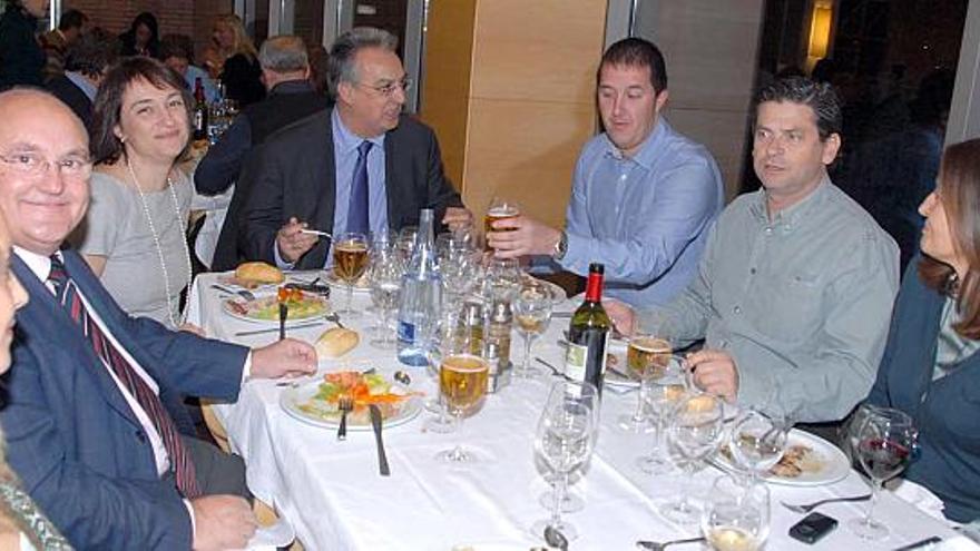 Navarro, junto a Rubén Martínez y Pepe Marcet, secretario y vicesecretario local del PSOE, en una imagen de la navidad de 2009.