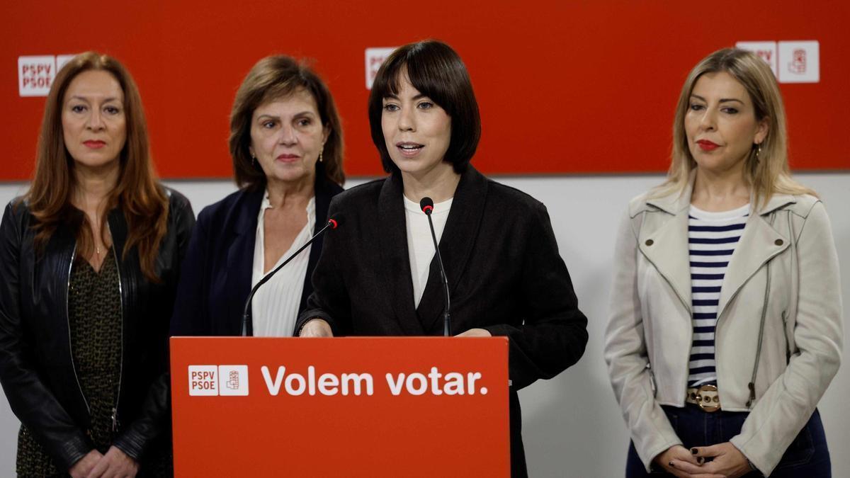 Morant, con Alicia Andújar, Carmen Martínez y Rocío Briones, este sábado.