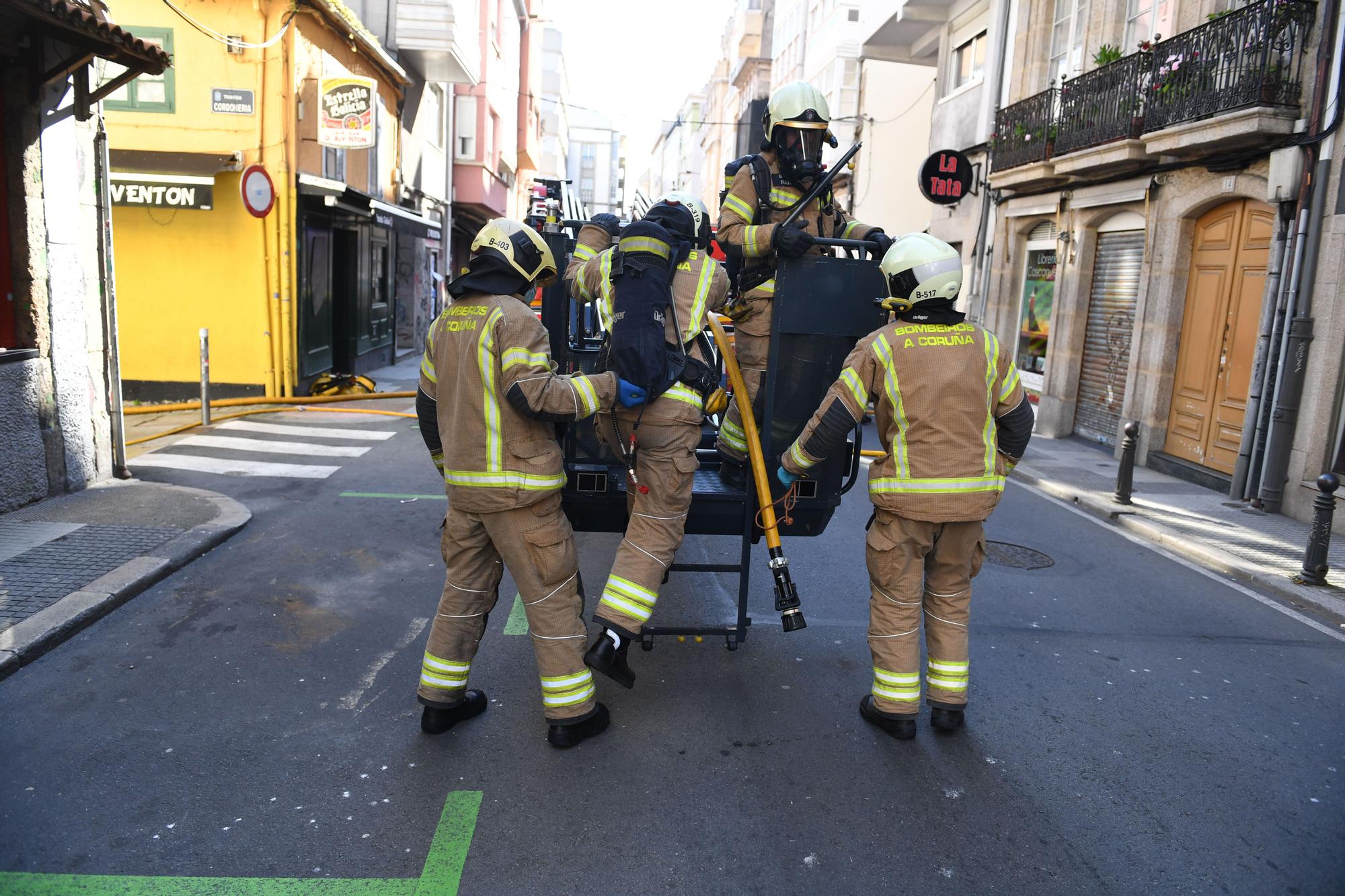 Los Bomberos sofocan un incendio en la calle Cordonería