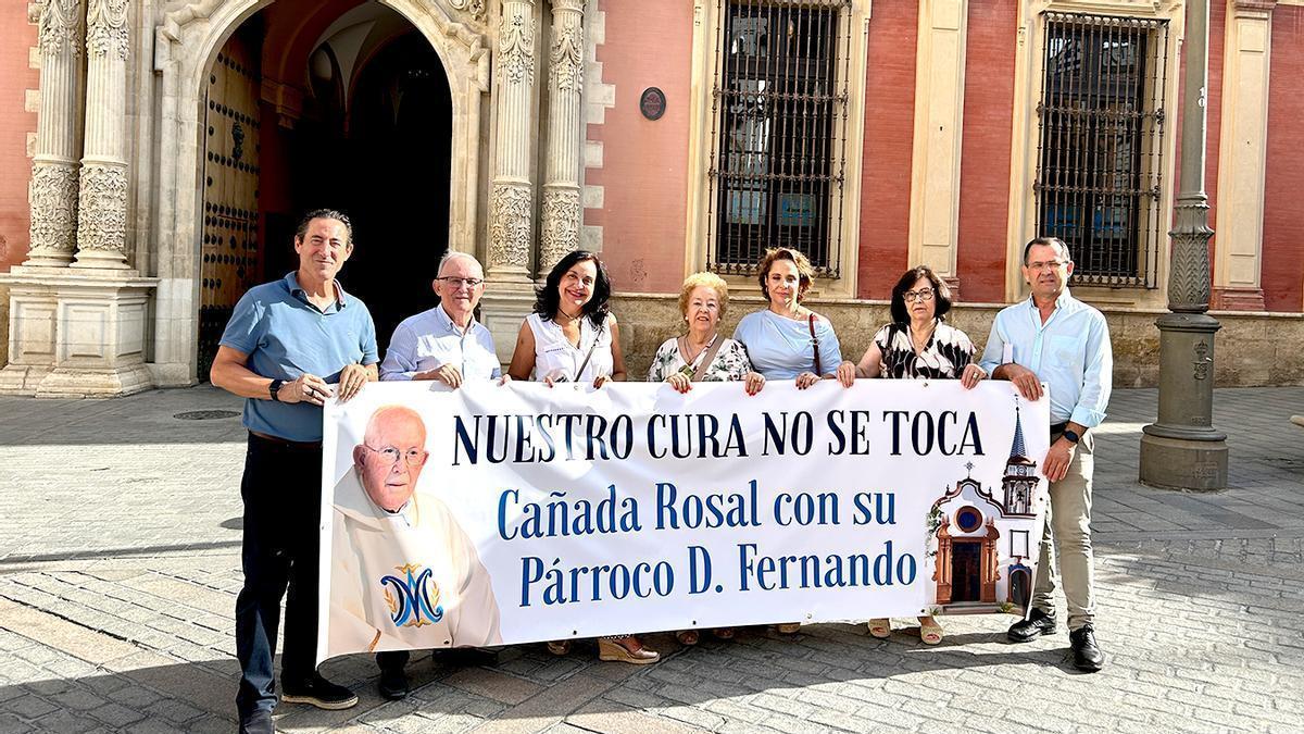 Imagen de la muestra de apoyo junto al Palacio Arzobispal de Sevilla, donde se ha entregado un escrito de apoyo a su párraco.