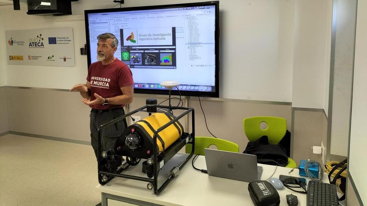 El profesor Humberto Martínez en una charla junto al ROV Kraken submarino