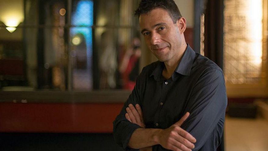 Arriba, Javier González en el local. Debajo, una fotografía de la agencia «Efe» de la fachada del Café Central.