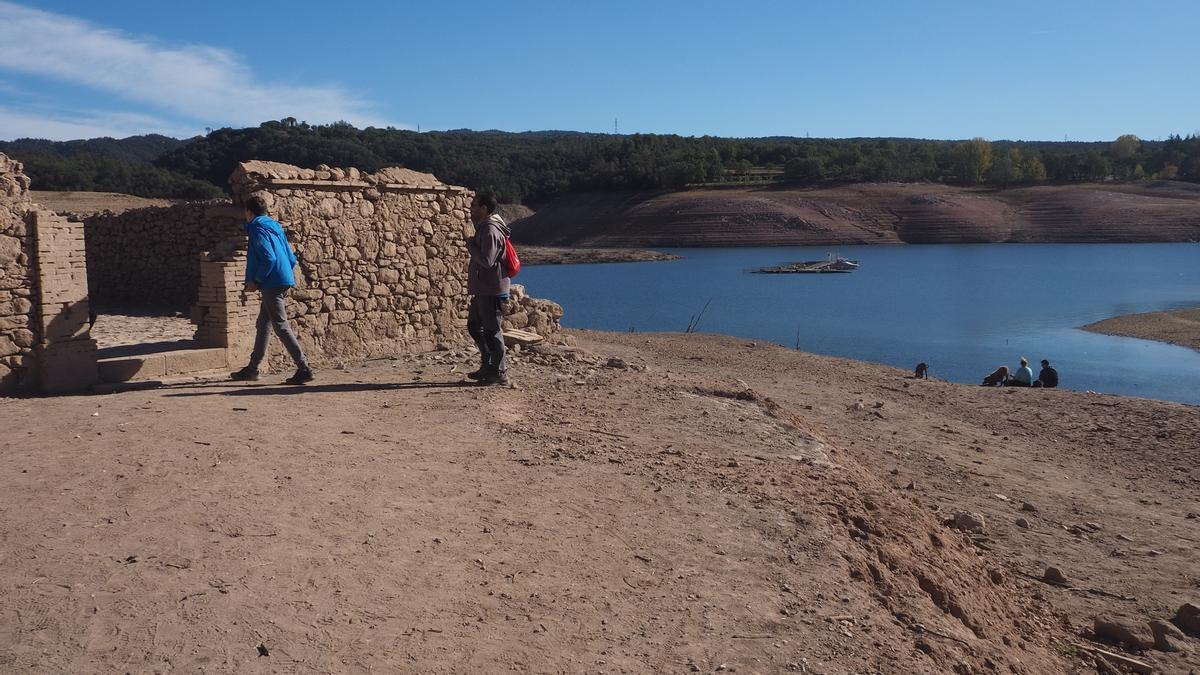 Turismo de sequía en el pantano de Sau