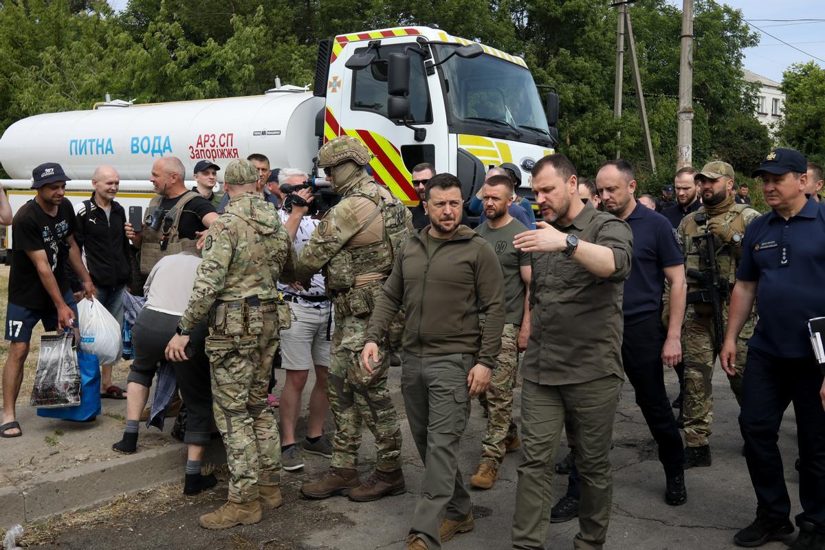 Zelenski visita Jersón tras la voladura de la presa