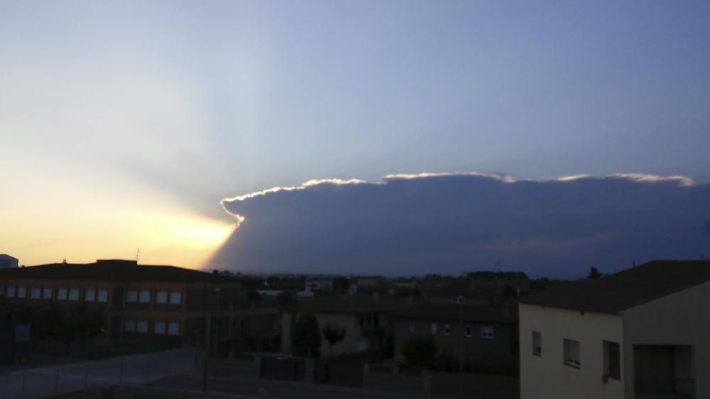 Mollerussa. S’acaba el dia i al darrere d’aquesta curiosa forma de núvols el sol es va acomiadant.