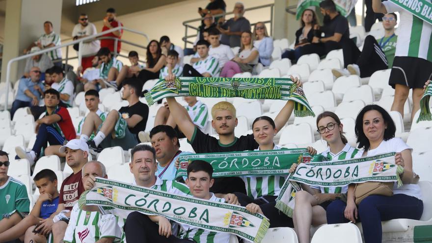 Córdoba CF-Alcoyano: las imágenes de la afición blanquiverde en El Arcángel