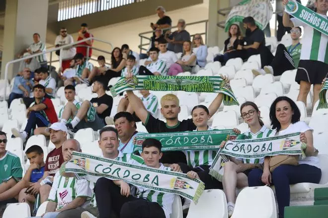 Córdoba CF-Alcoyano: las imágenes de la afición blanquiverde en El Arcángel