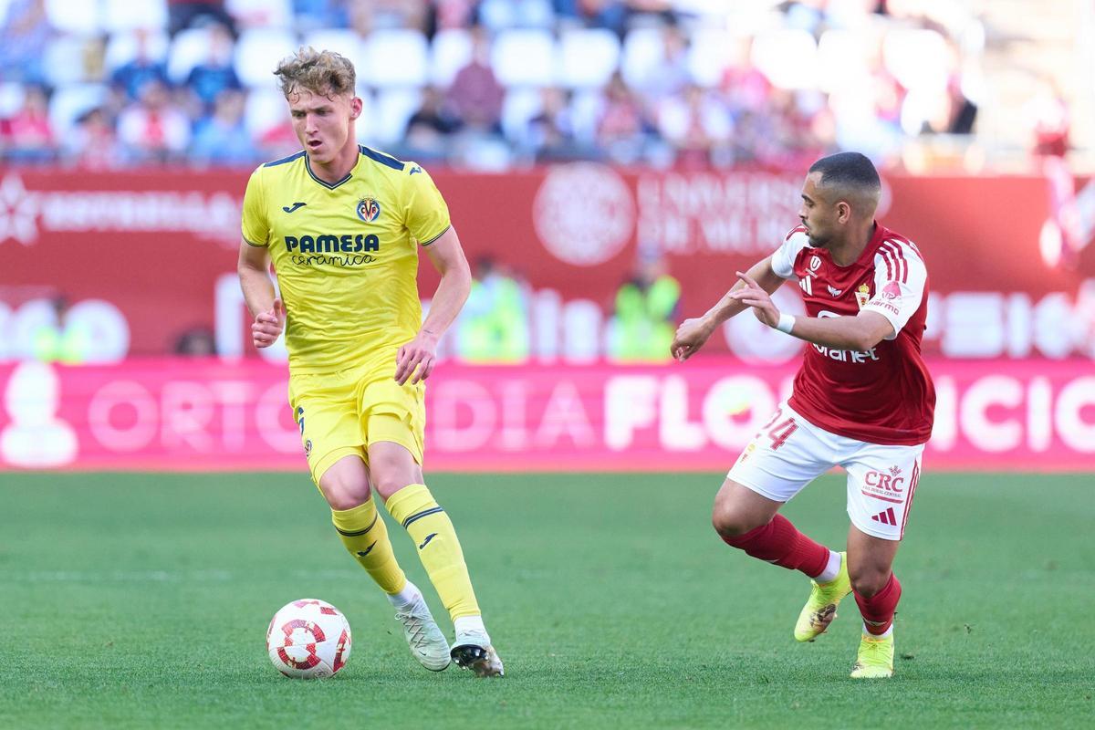 Hugo Pérez, central del Villarreal B que estuvo muy activo en este partido.