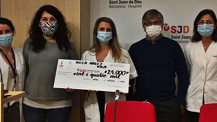 Roser Parcerisa (segona per l&#039;esquerra) amb el primer taló de 24.000 euros donat a Sant Joan de Déu