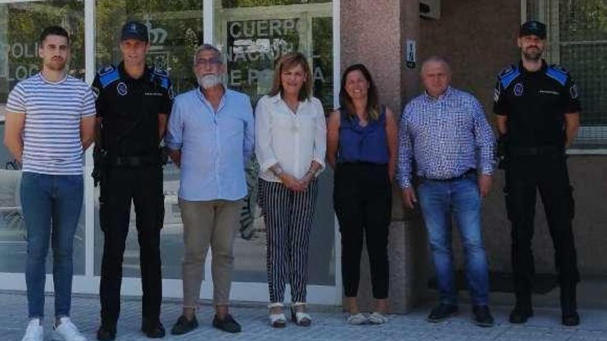 Los policías en prácticas con la alcaldesa Digna Rivas, el edil Leonardo Cabaleiro, inspector local y la responsable de la Agasp, Mónica Castro.