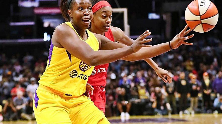 Chelsea Gray fent una assistència amb Los Angeles Sparks.