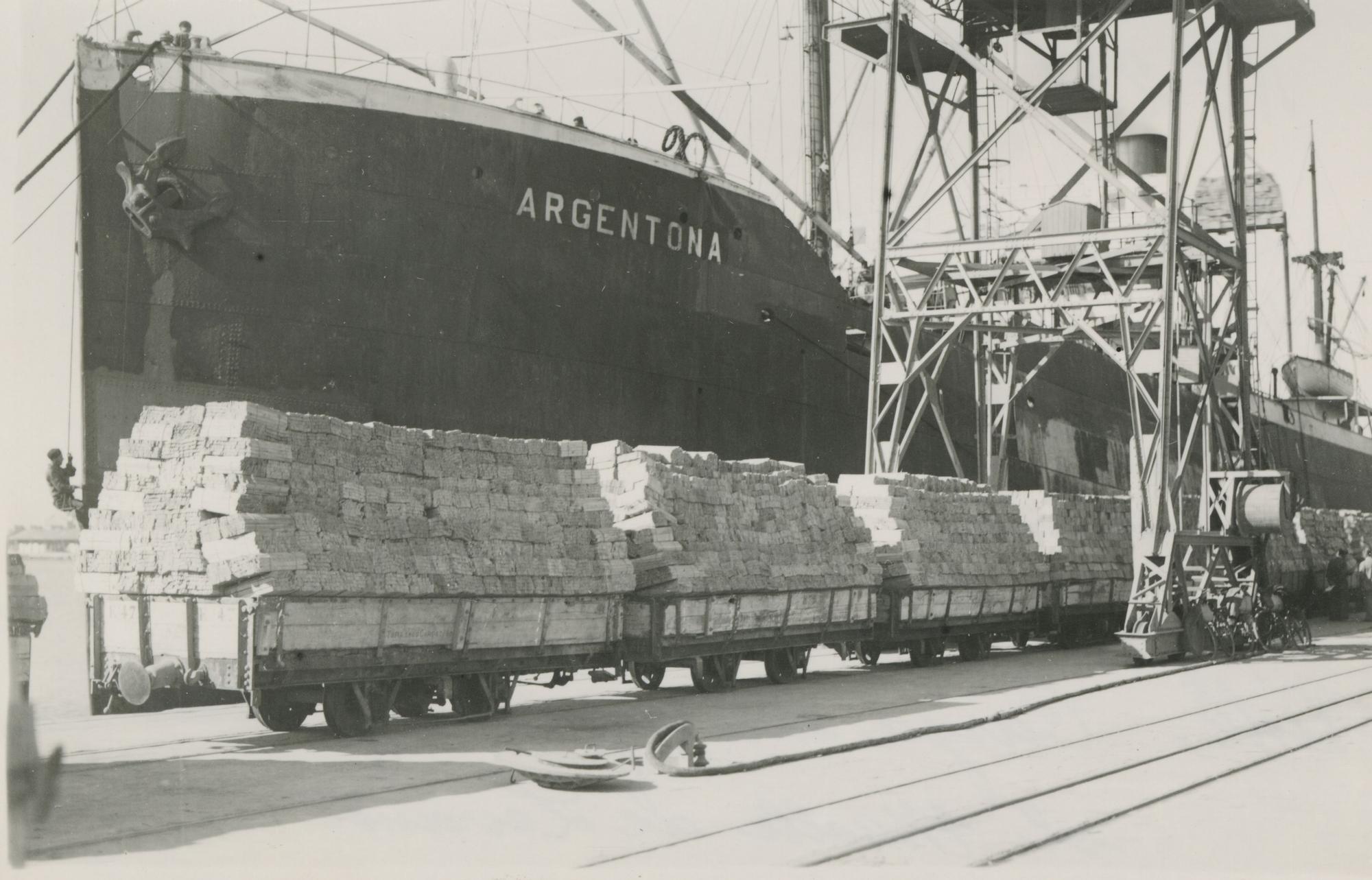 Vagones con mercancía a cargar en el vapor “Argentona”, atracado en el Muelle de Levante. 1947 (Autoridad Portuaria de Castellón. Archivo General).