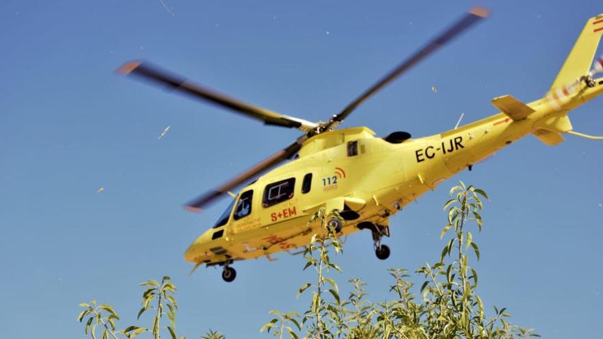 Momento en el que el helicóptero medicalizado se dirige al Hospital de Alicante con el herido